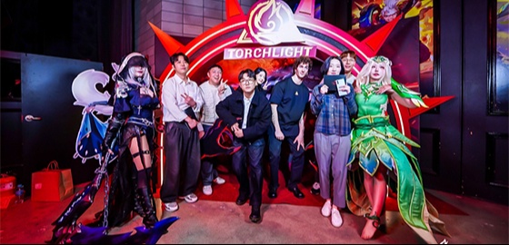 big image 서울 밝힌 ‘토치라이트: 인피니트’의 횃불